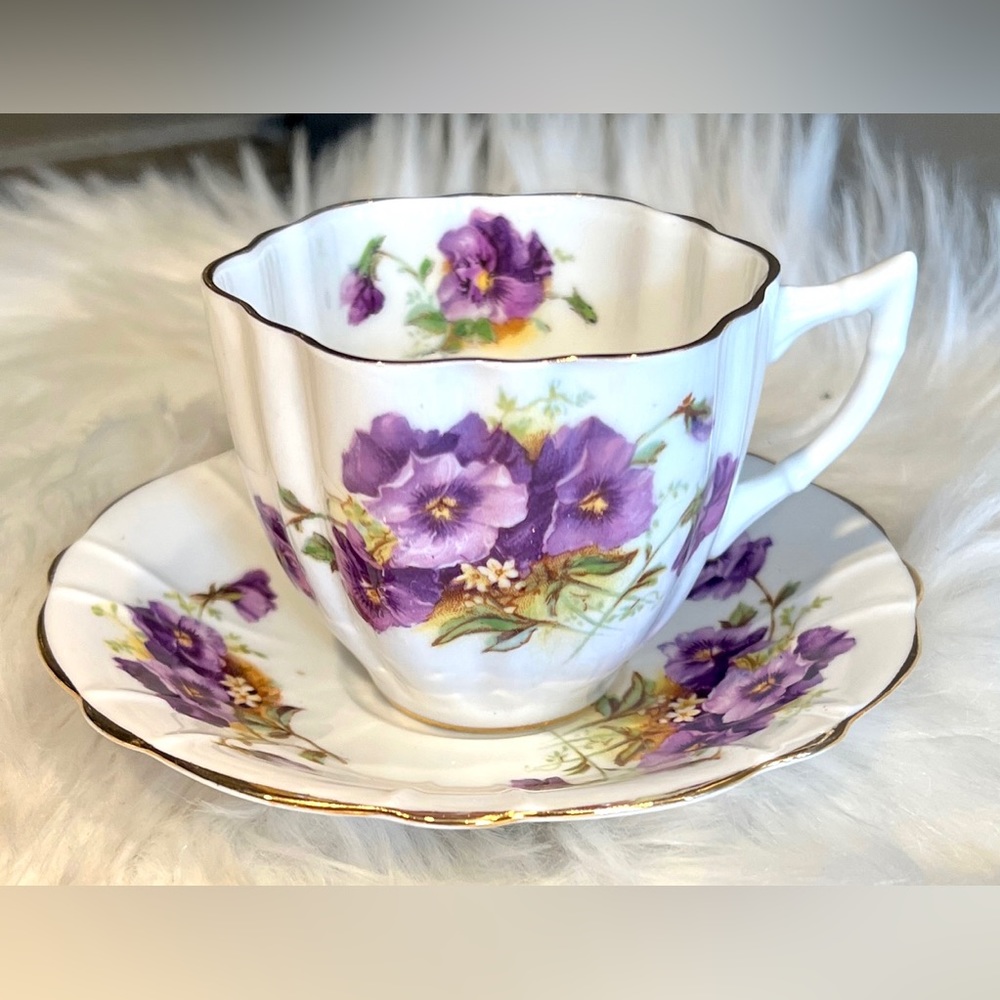 VINTAGE CLARENCE BONE CHINA TEACUP TEA CUP & SAUCER MADE IN ENGLAND 889/11